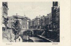 1428 Gezicht op de Oudegracht Weerdzijde te Utrecht met op de achtergrond de Bezembrug en daarachter het Stadhuis.